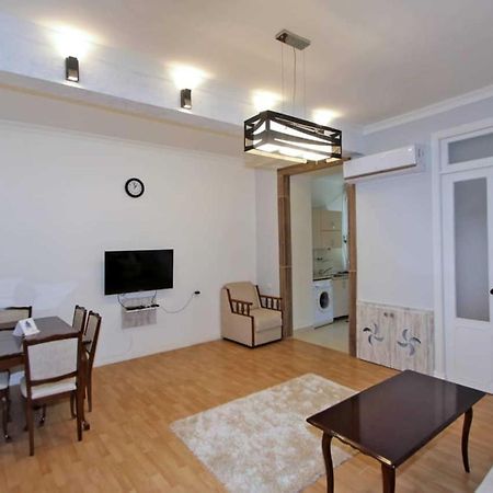 Sunny Apartment In The Center Erevan Esterno foto