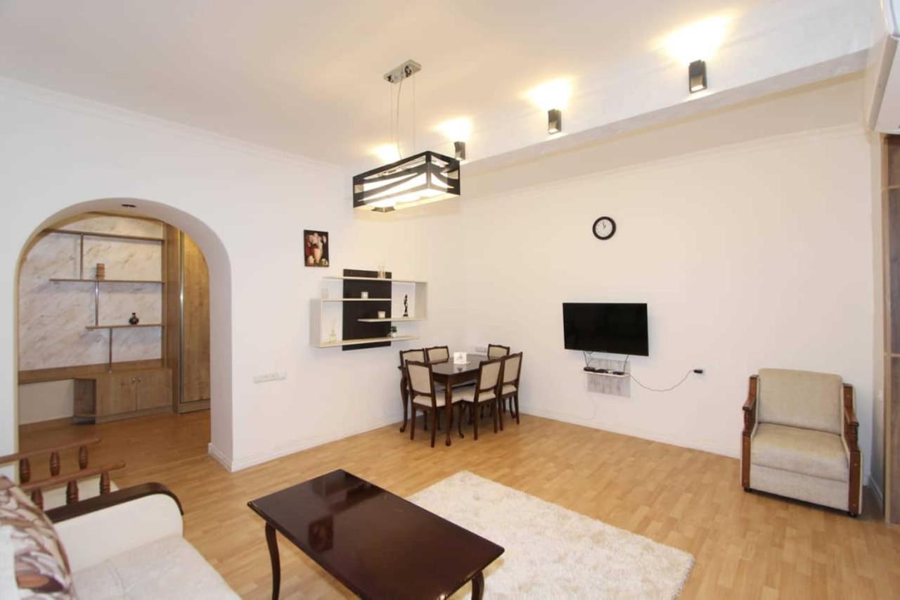 Sunny Apartment In The Center Erevan Esterno foto