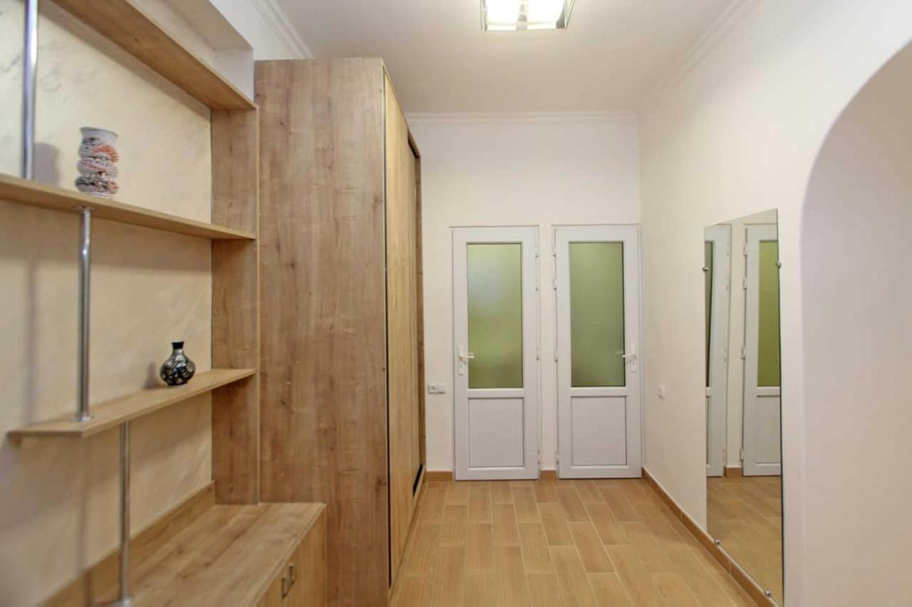 Sunny Apartment In The Center Erevan Esterno foto