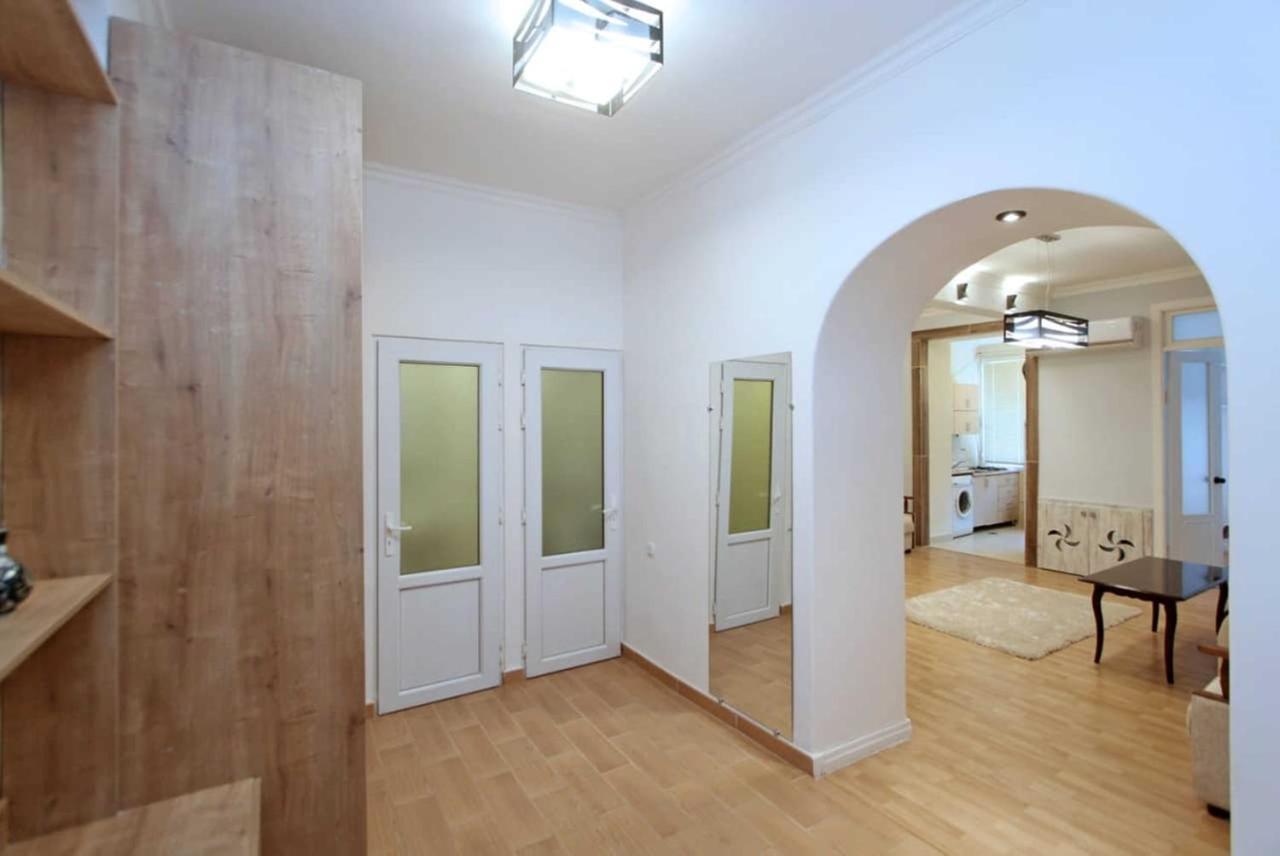 Sunny Apartment In The Center Erevan Esterno foto